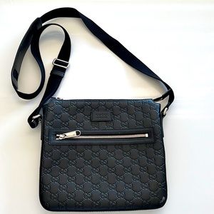 Gucci Signature leather Zip Bag